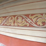 Část rekonstruovaného malovaného vlysu s akantovým dekorem