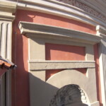 Kamenné prvky byly nátěrem znovu zapojeny do logického tektonického celku