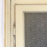 Pro datování oken a dveří je důležitý typ závěsů (pantů)