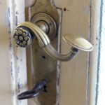 Jedna z nejstarších dveřních klik v klasicistních tvarech, zřejmě z 1. poloviny 19. století