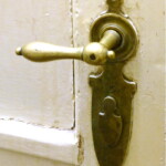 Na části dveří se zachovaly historické kliky a štítky, tato z 2. poloviny 19. století