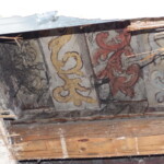 Sondy v novějších stropních podhledech prokázaly starší malované záklopové stropy, které budou v další fázi restaurovány (jejich průzkum prováděla Martina Fořtíková)