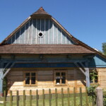 Litomyšl, roubenka na Líbánkách s rekonstruovaným roubením. Stav před restaurováním malované výzdoby