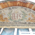 Záklopové prkno s malbou. Stav po fixáži a retuši pozadí