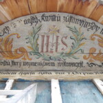 Záklopové prkno s malbou. Stav v průběhu retuší nápisu a malby