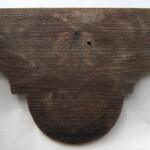 Jedno z prkének s téměř smytou malbou, umístěné původně mezi latěmi ve štítě, byly uložené na půdě. Po rekonstrukci malby byly vráceny na své původní místo.