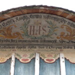 Záklopové prkno s malbou a prkénka vrácená mezi latě ve štítě v průběhu rekonstrukce malby