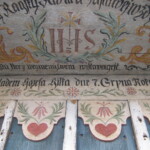 Nápis pod záklopovým prknem a prkénka ve štítě. Stav po restaurování