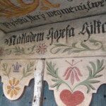 Detail nápisu a rekonstruované malby ve štítě. Stav po restaurování