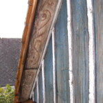 Prkno okřídlí s poškozenou malbou. Stav před restaurováním