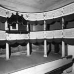 Na fotografii hlediště divadla před zničením, zřejmě ze začátku 40. let, zachycuje výzdobu parapetů lóží i část nápovědní budky na jevišti