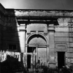 Boční fasáda divadla s hlavním vstupem na začátku 60. let (foto Stavoprojekt Brno)