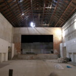 Stav divadla po nedokončených úpravách z 80. let, pohled směrem k původnímu hledišti