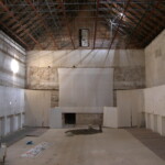 Stav divadla po nedokončených úpravách z 80. let, pohled směrem k původnímu jevišti