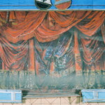 Pohled na spuštěnou oponu s malovanou draperií. Dokumentace stavu před restaurováním (foto Robert Portel)