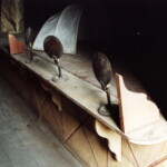 Poničená přední osvětlovací rampa před restaurováním