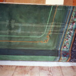 Část boční kulisy ze scény zelený pokoj. Stav před restaurováním