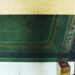 Část boční kulisy ze scény zelený pokoj. Stav po restaurování