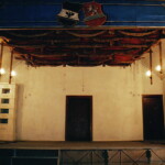 Po restaurování a nové elektrifikaci původních lamp byly dekorace postupně navráceny na jeviště