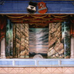 Všechny zrestaurované scény byly postupně zdokumentovány přímo na jevišti. Zvláštní "scénu" tvoří zatahovací závěs představující skálu (foto Robert Portel)