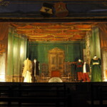 Celkový pohled na jeviště divadla doplněné historickými kostýmy
