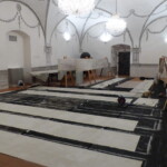 Kopie sufit vznikaly v inspirativním prostředí kongresového sálu, tj. starsího divadla z r. 1792 s dochovanou výmalbou zrušeného hlediště