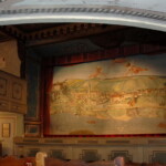 Grein (Rakousko), jeviště městského divadla z r. 1791 se spuštěnou novodobou malovanou oponou