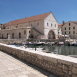 Hvar (Chorvatsko), budova Arsenalu s jedním z nejstarších veřejných divadel v Evropě (1612)