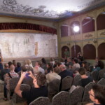 Hvar (Chorvatsko), jeviště městského divadla v Arsenalu (původně 1612, pozdější úpravy) ještě před nedávnou velkou rekonstrukcí (2014). Zasedání PERSPECTIVU na jaře 2014